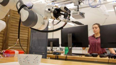 Maya Keely operates a robot equipped with Kiri-Spoon. Photo by Luke Hayes for Virginia Tech.